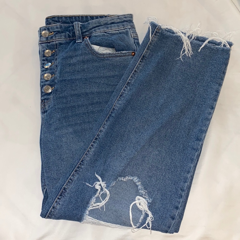 Distresses mom jeans